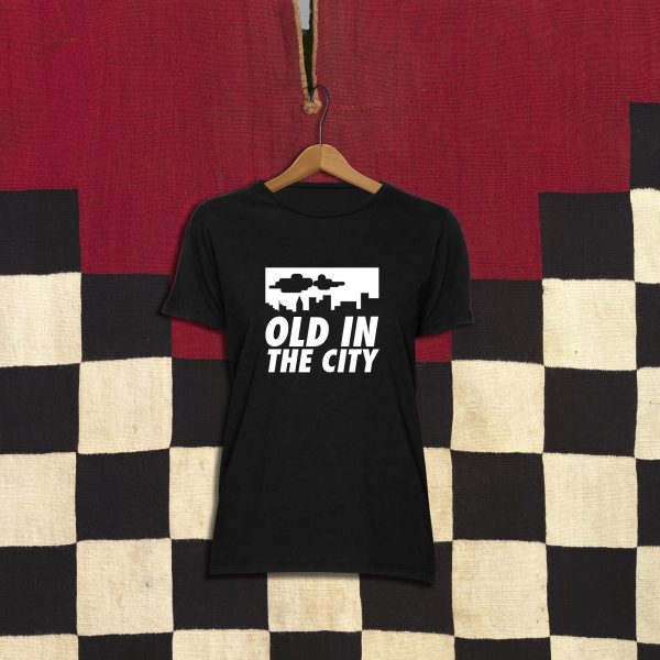 Camiseta con diseño exclusivo de Viejenials Old in the city negra